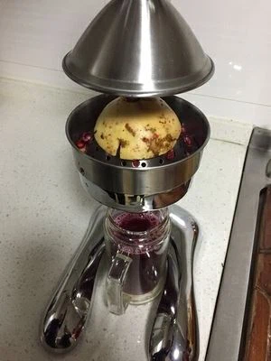 Pomegranate juice is the juice squeezed from pomegranates. Pomegranate juice contains a variety of amino acids and trace elements, digestion, anti-ulcer, softening blood vessels, lowering blood lipids and blood sugar, reducing cholesterol and other functions.