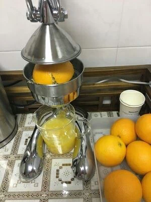 Pomegranate juice is the juice squeezed from pomegranates. Pomegranate juice contains a variety of amino acids and trace elements, digestion, anti-ulcer, softening blood vessels, lowering blood lipids and blood sugar, reducing cholesterol and other functions.